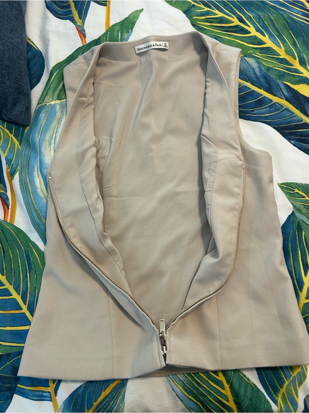 Abercrombie & Fitch Tailored Zip Vest - Picture 4 of 5